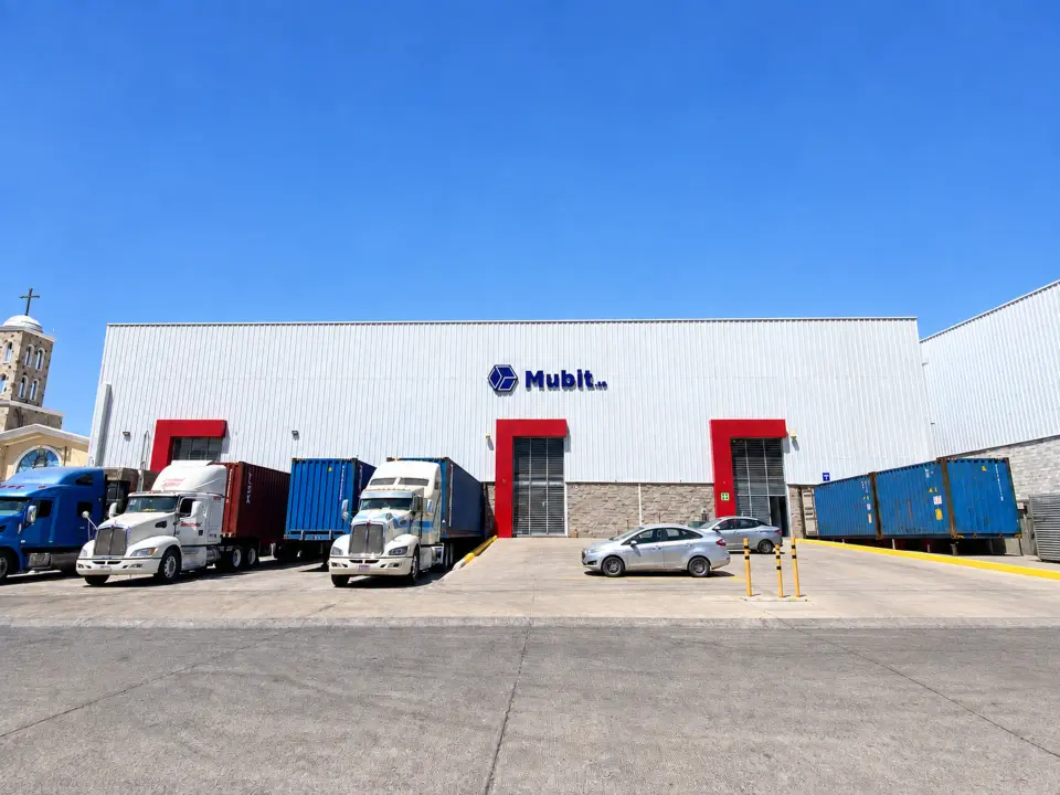 Bodega de Mubit Logística en La Tijera con tráileres y contenedores en sus andenes